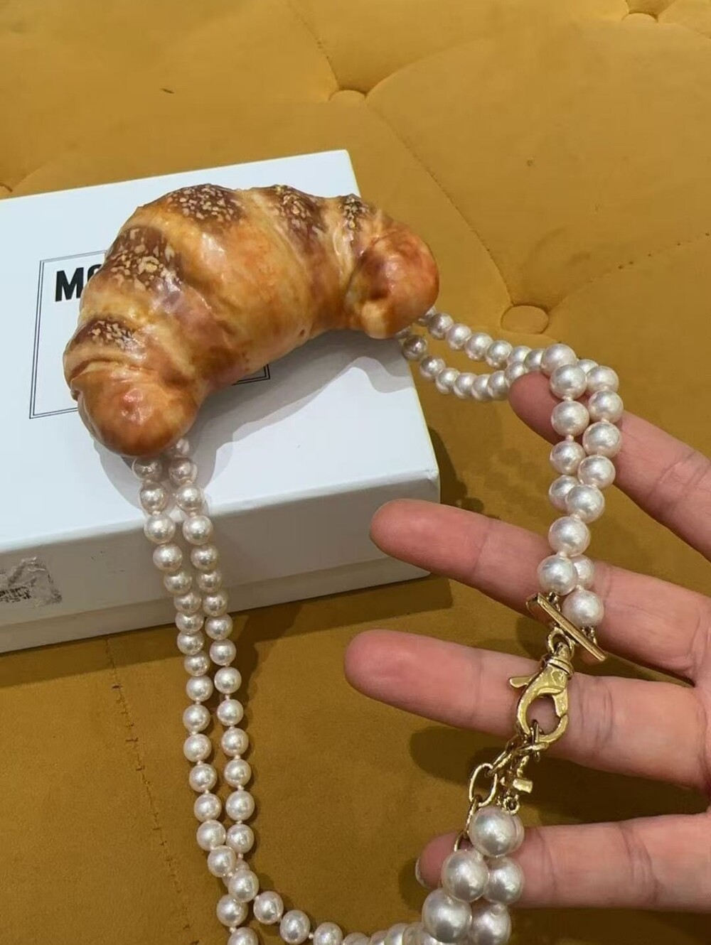 Moschino Croissant-Shaped Necklace bakery-inspired Stmulated Pearl Rare - Picture 3 of 4